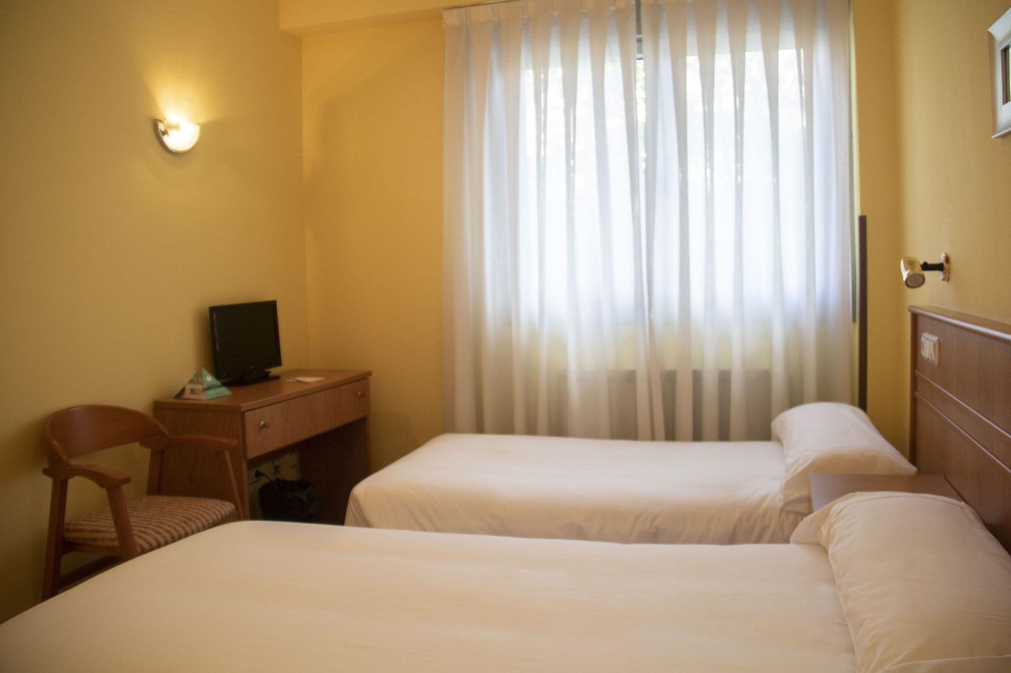 Hotel Alda Estacion Oviedo Bagian luar foto