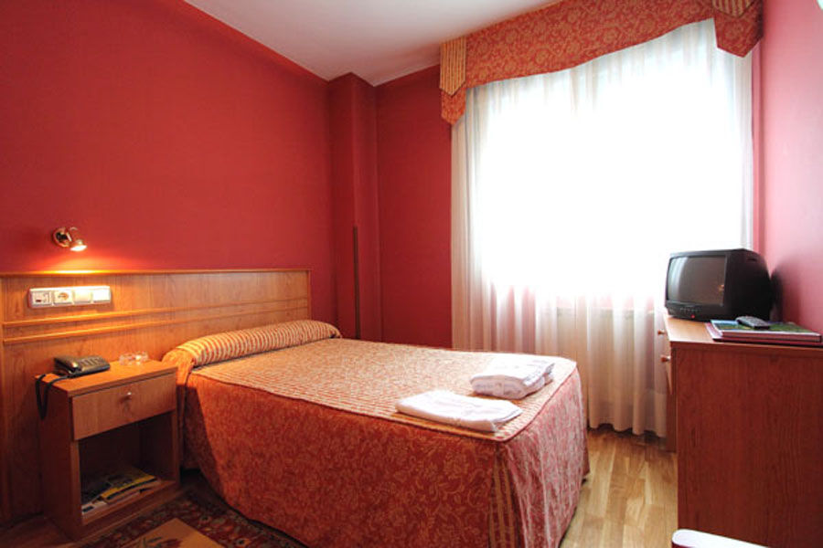Hotel Alda Estacion Oviedo Bagian luar foto